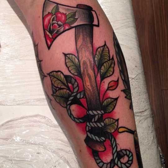 Legal a tatuagem de machado de assis sobre a perna de um cara
