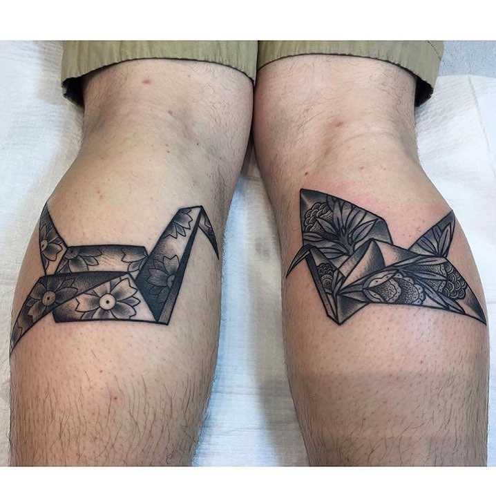 Legal a tatuagem de origami-guindaste sobre a perna de homens