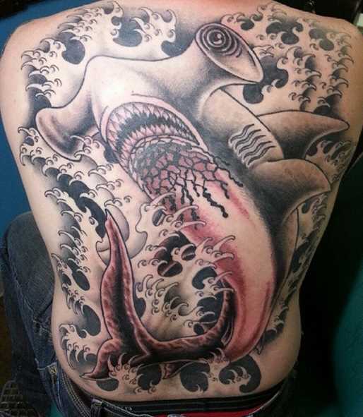 Legal a tatuagem de peixe-martelo nas costas de homens