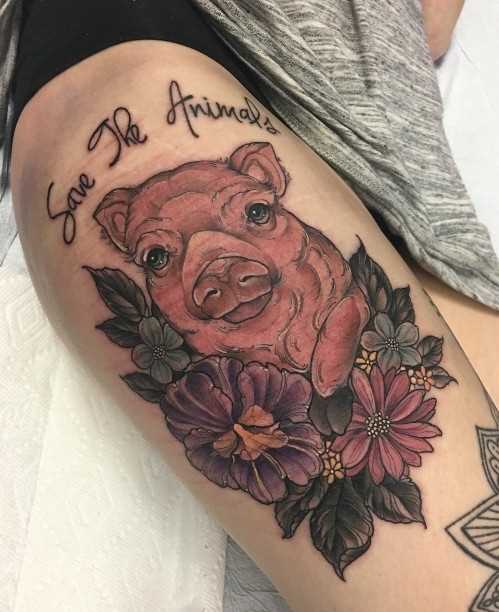 Legal a tatuagem de porco com flores no quadril da menina