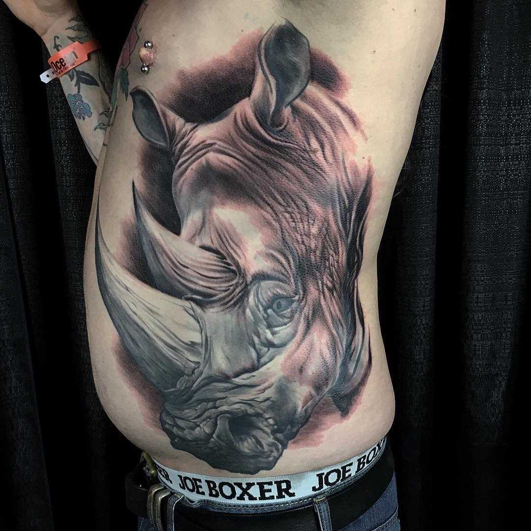 Legal a tatuagem de rinoceronte ao lado de um cara