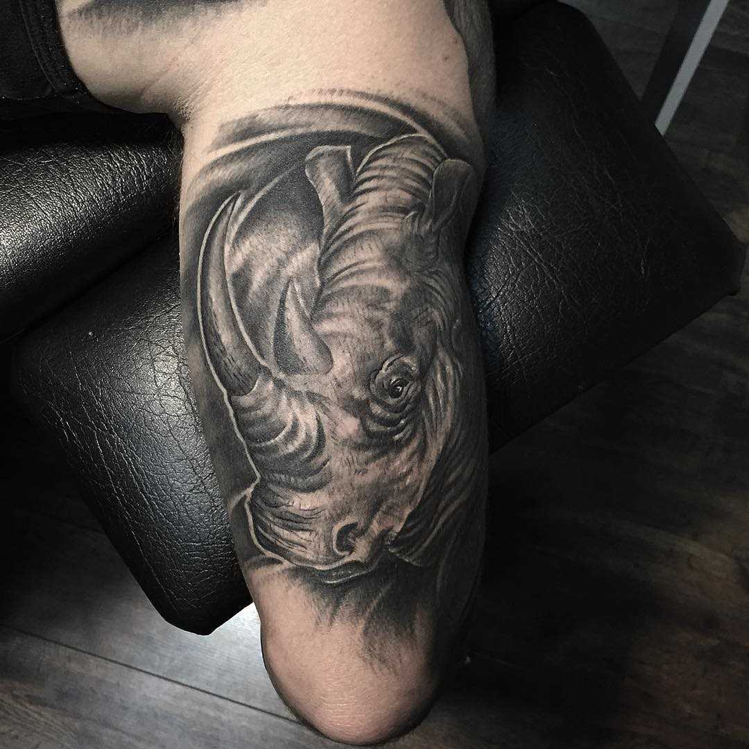 Legal a tatuagem de rinoceronte na mão de um cara