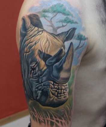 Legal a tatuagem de rinoceronte no ombro do cara