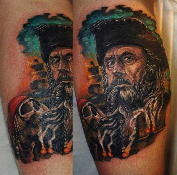Legal a tatuagem de um pirata sobre a perna de um cara