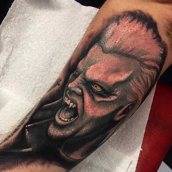 Legal a tatuagem de um vampiro na mão de homens