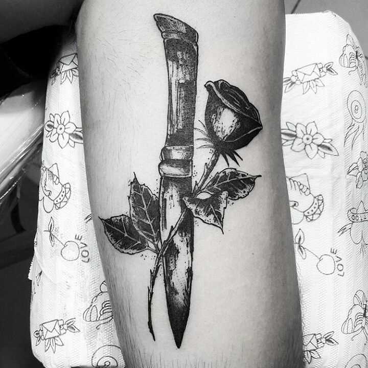 Legal a tatuagem de uma faca com uma rosa na mão, homens