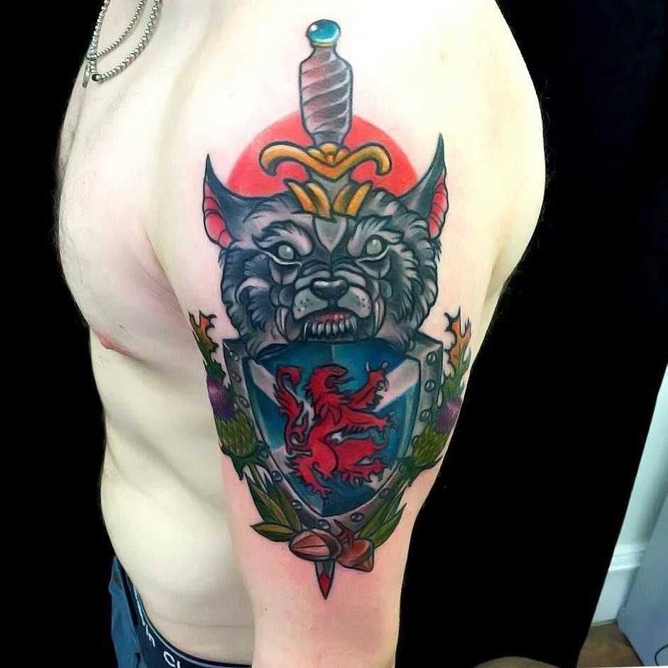Legal a tatuagem do escudo com o lobo e com a espada no ombro do cara