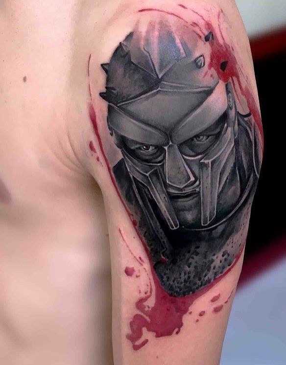 Legal a tatuagem do gladiador malévolo no ombro do cara