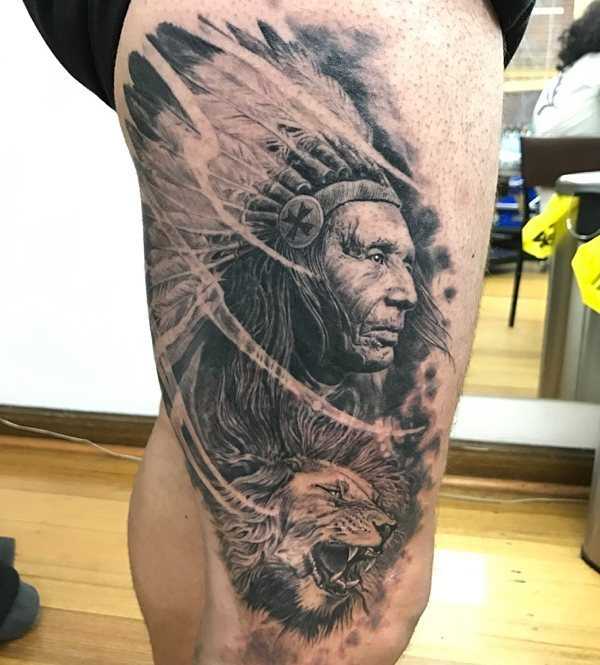 Legal a tatuagem indiano com um leão no quadril homens