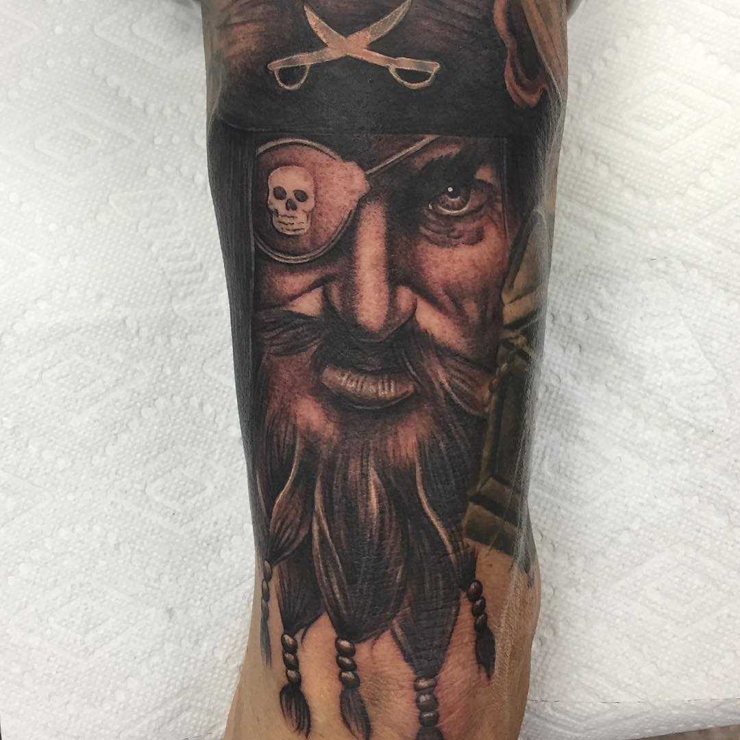 Legal tatuirovkak pirata no antebraço homens