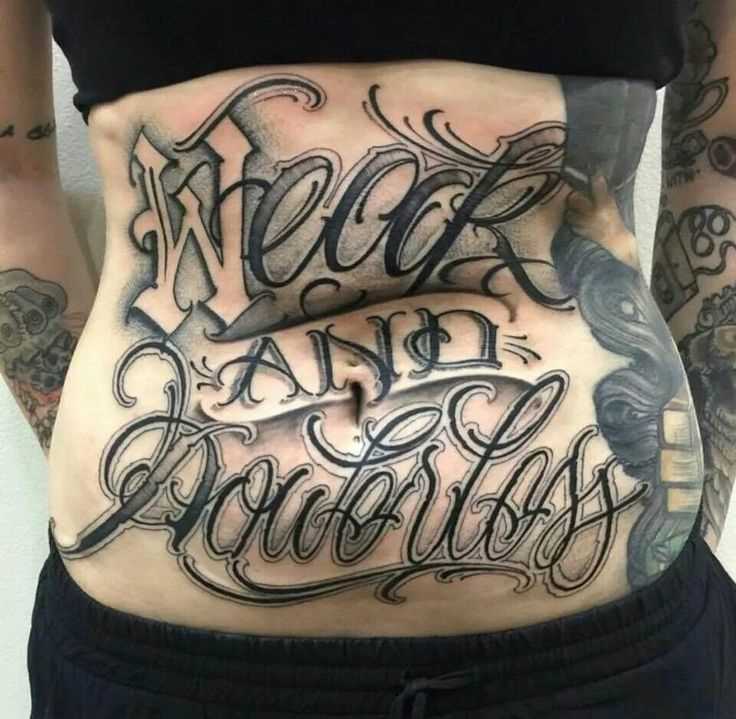 Lettering feminino abdominal - chicano tatuagem