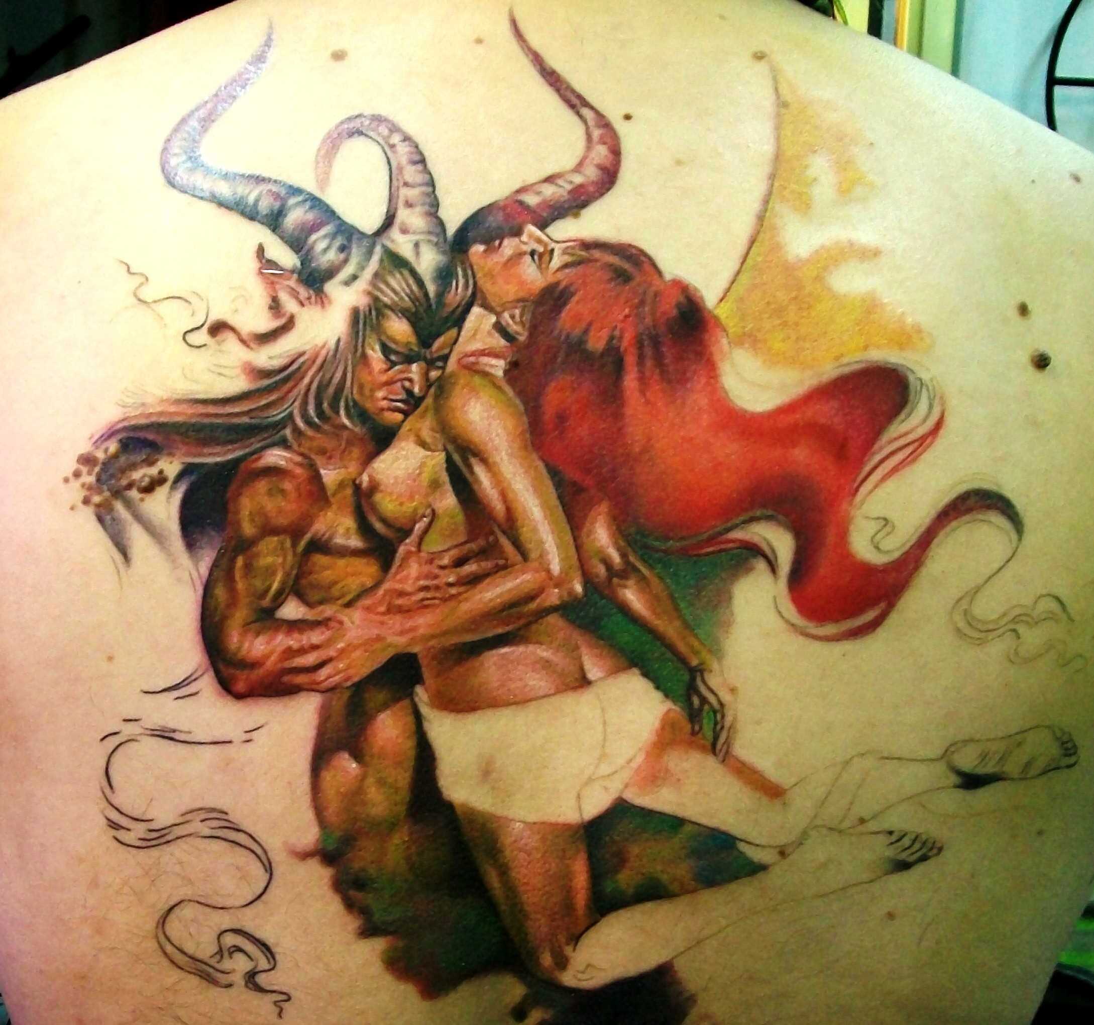 Linda a tatuagem nas costas do cara - o diabo e a menina