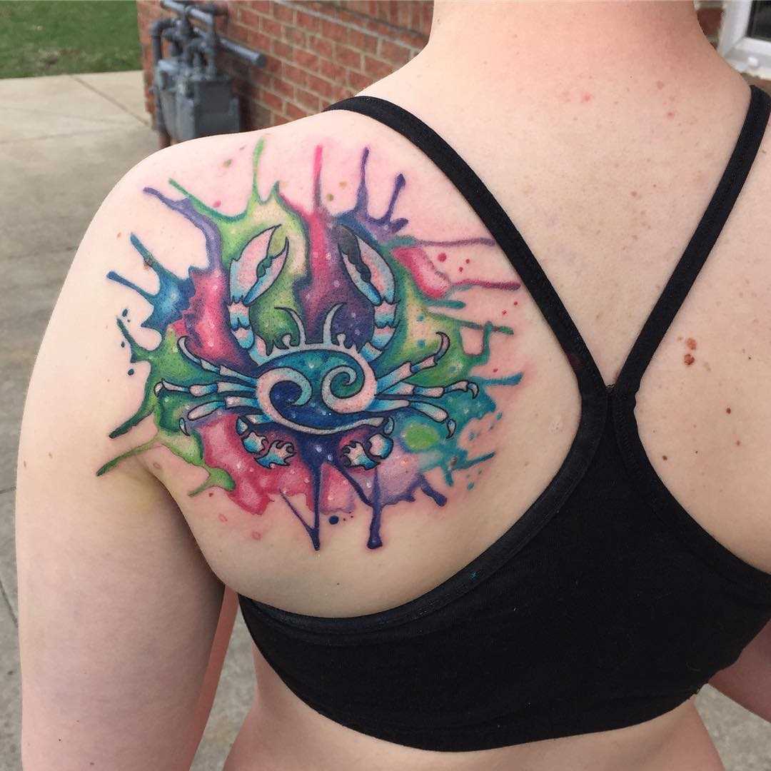 Linda tatuagem de caranguejo blade menina