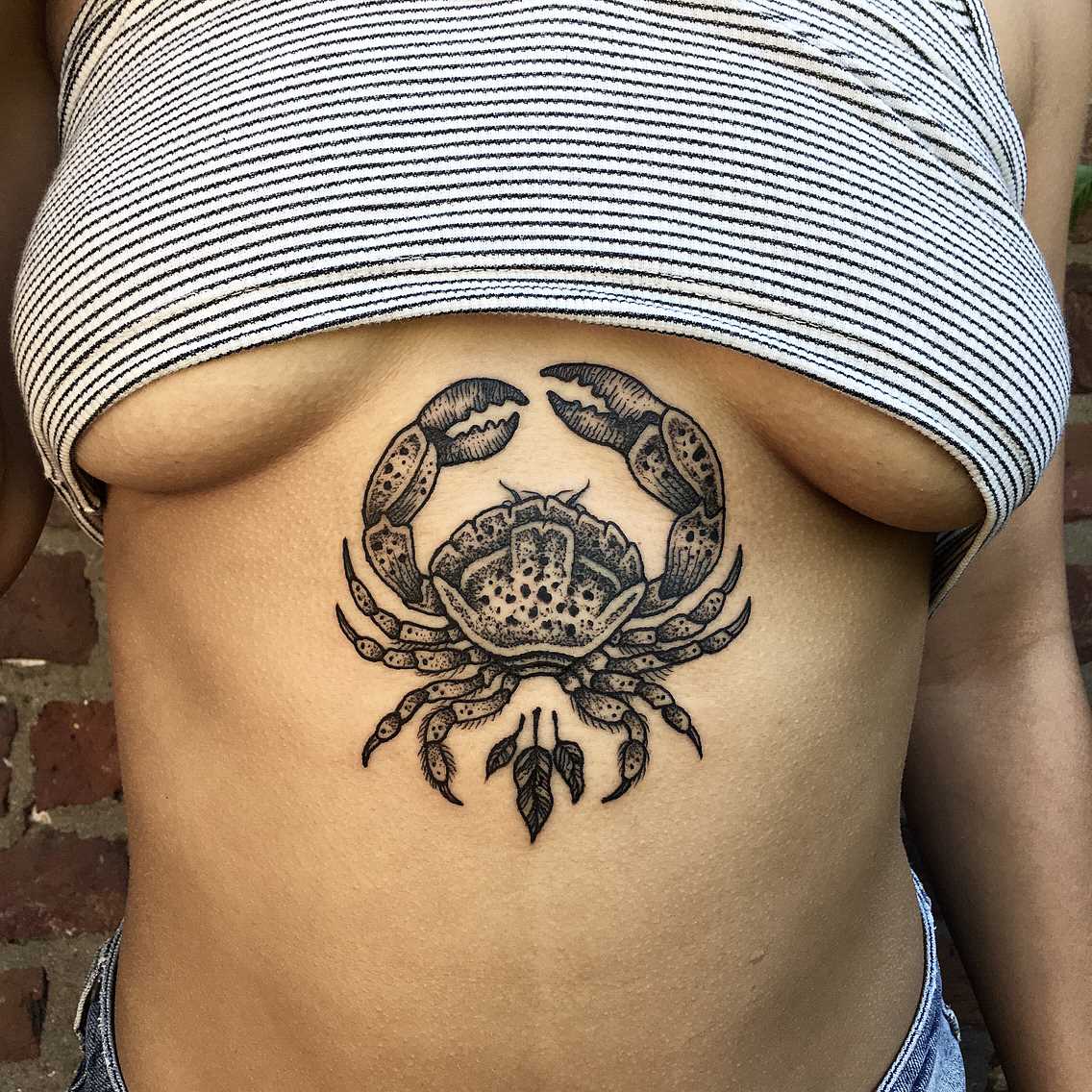 Linda tatuagem de caranguejo no peito da menina