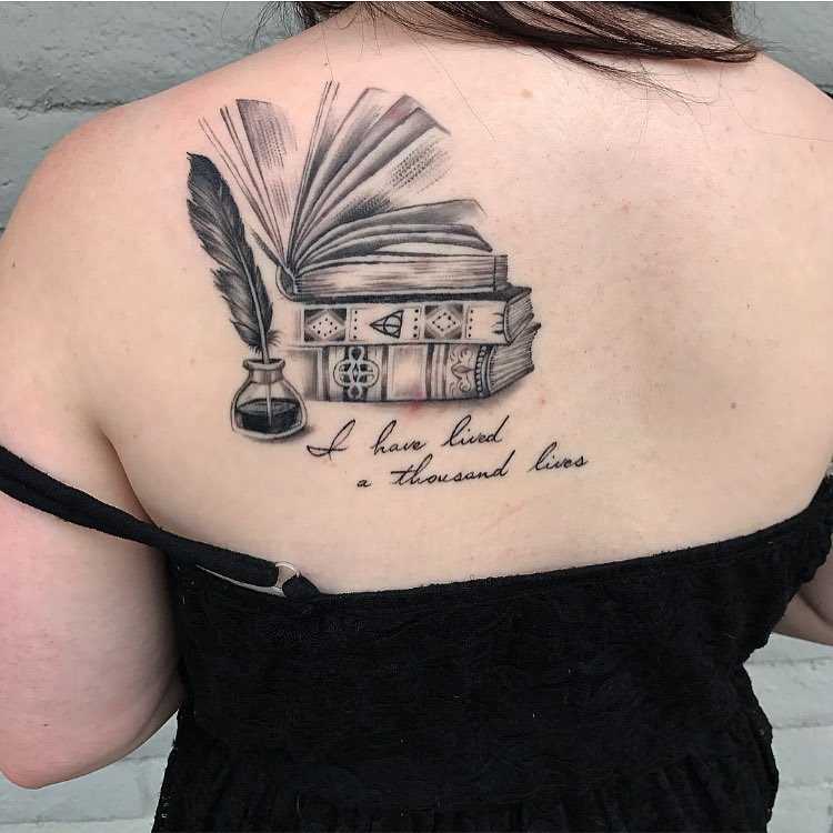 Linda tatuagem de livros blade mulheres