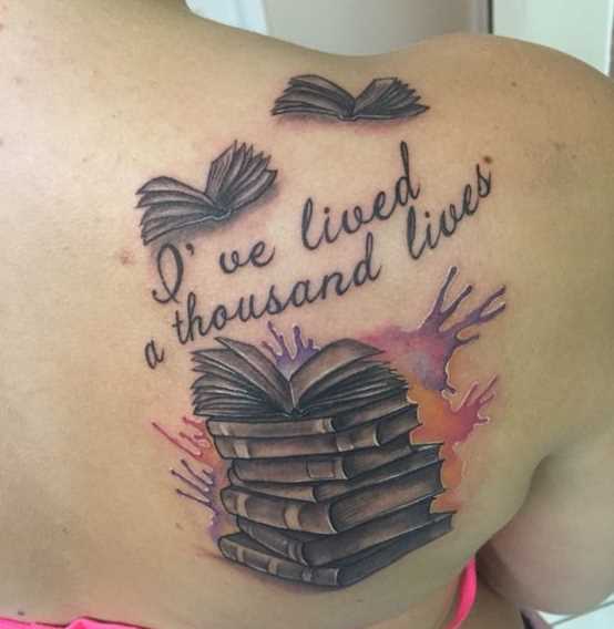 Linda tatuagem de livros com a inscrição na lâmina de uma menina