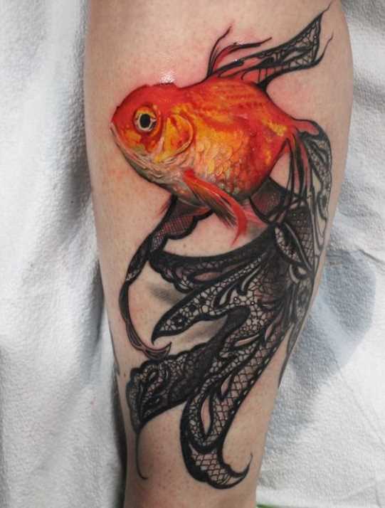 Linda tatuagem de peixe de ouro sobre a perna da menina