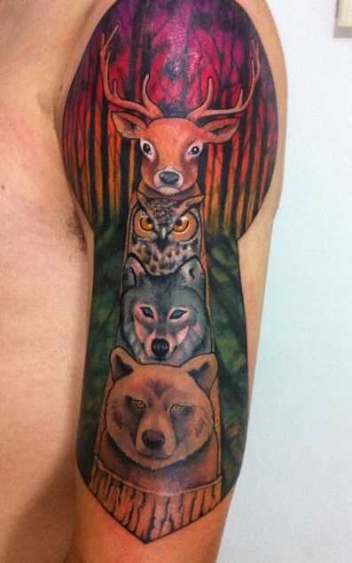 Linda tatuagem de totem animal no ombro do homem