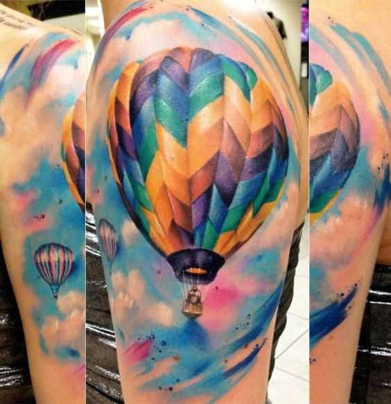 Linda tatuagem de um balão de ar no ombro de homens