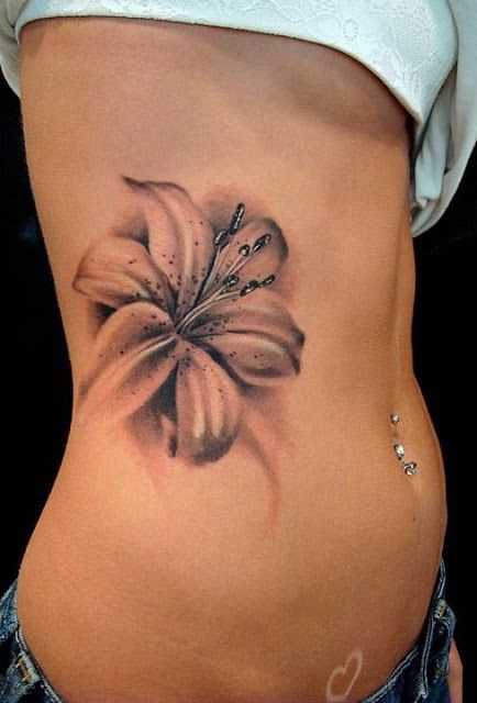 Lírio sobre as costelas de uma menina preta de tinta - 3d tatuagem
