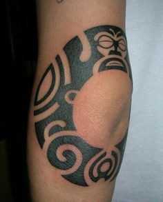 Maiianskaia tatuagem em estilo tribal no cotovelo menina