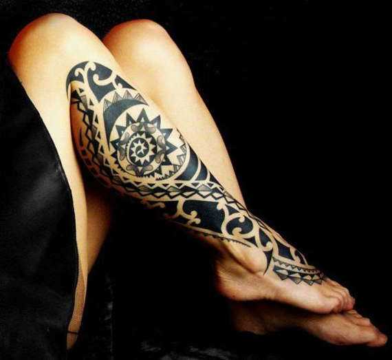 Maiianskaia tribal tatuagem na perna da menina - sol com os padrões de