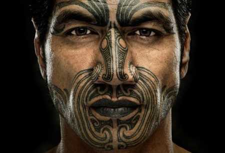 Maiianskie tatuagem padrões de estilo tribal no rosto do homem