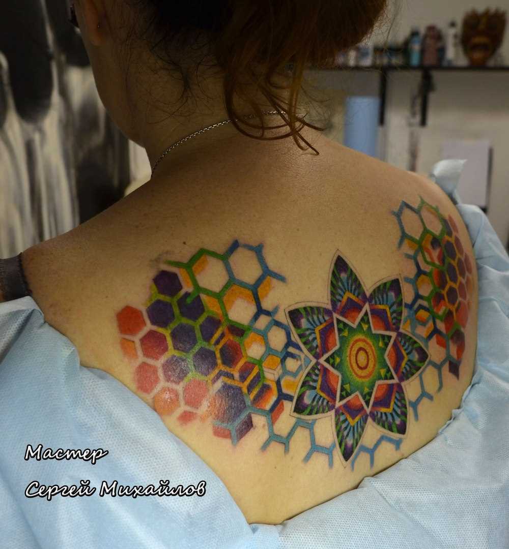 Mandala - tatuagem nas costas de uma menina