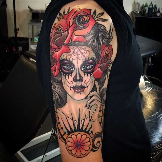 Mexicano caco - tatuagem em estilo chicano no ombro do cara