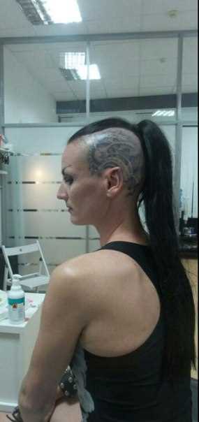 Mulheres tatuagem na cabeça da menina no estilo de biomecânica