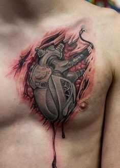 O coração mecânico - tatuagem no estilo de biomecânica na clavícula cara