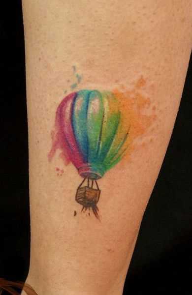 O desenho de um balão de ar sobre a perna da menina