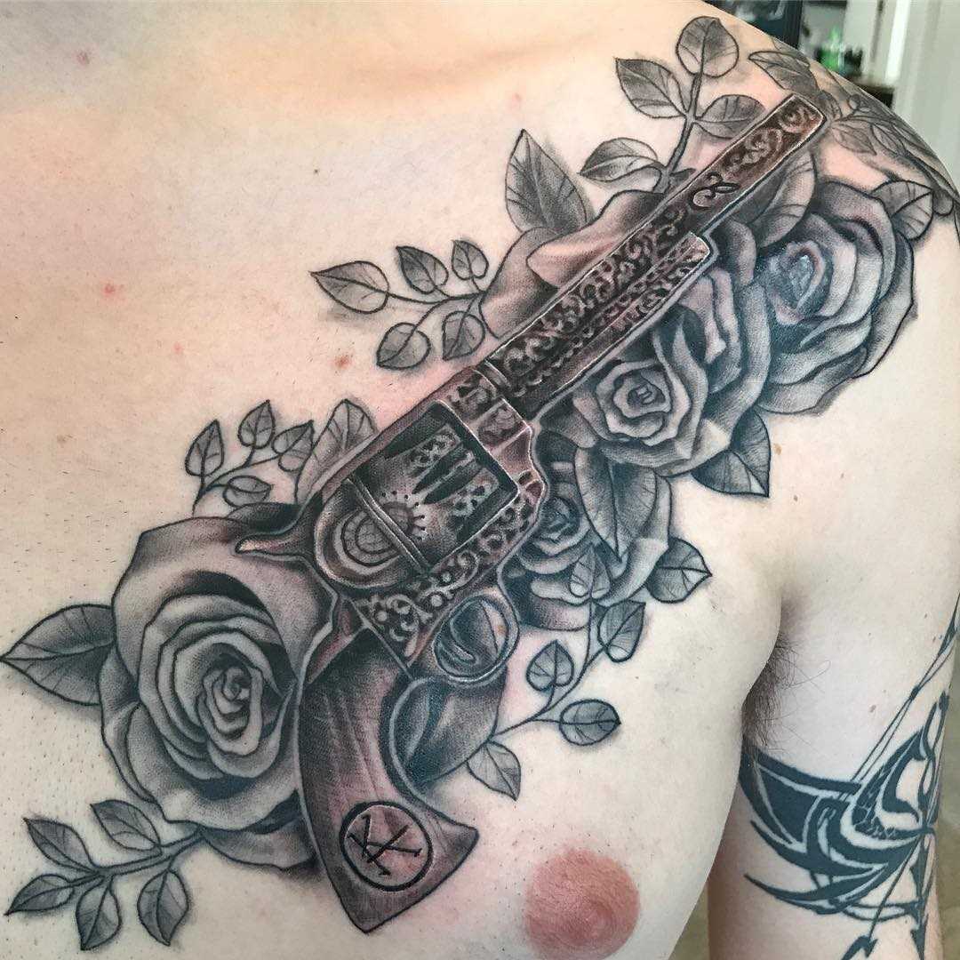 O desenho do revólver com rosas no peito do homem