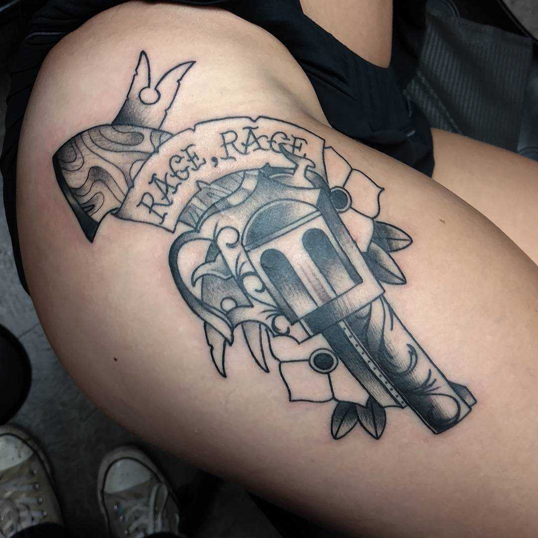 O desenho do revólver em sua coxa da menina