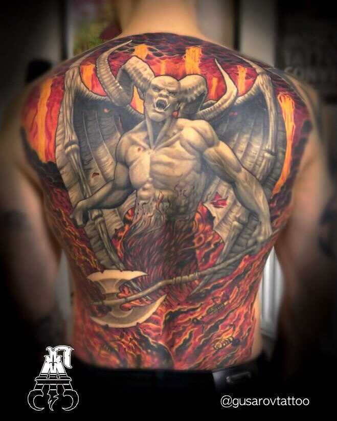O diabo é a tatuagem nas costas do cara