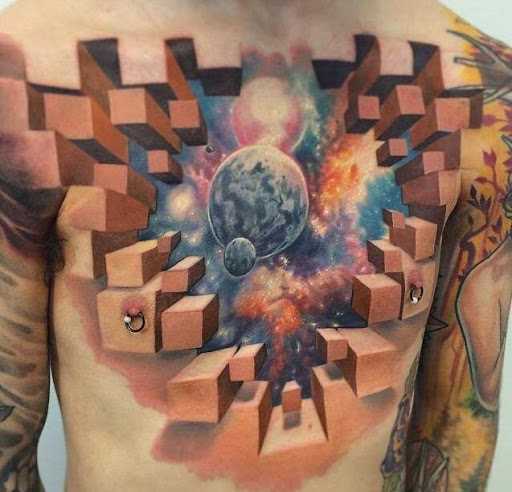 O espaço no estilo do 3d tatuagem no peito de um cara