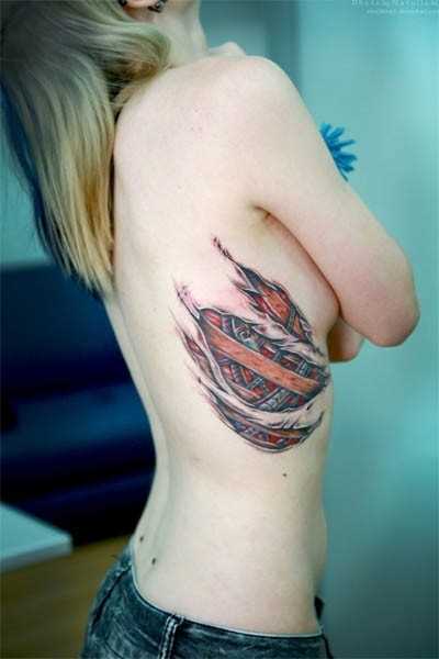 O estilo de biomecânica - tatuagem no lado da menina
