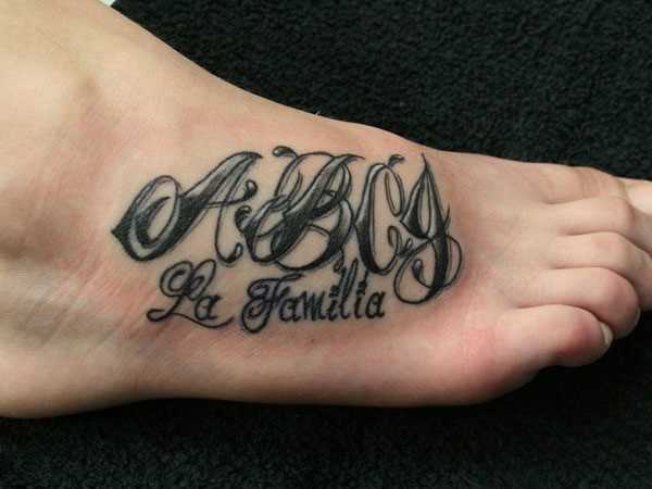 O monograma na planta do pé da menina tatuagem no estilo chicano
