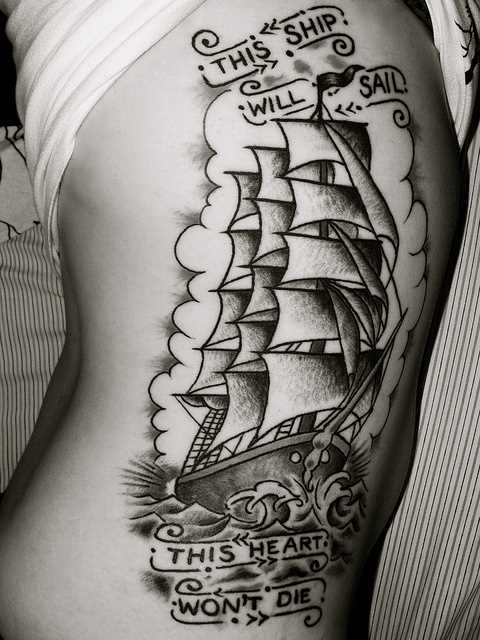 O navio, com uma inscrição sobre as costelas cara - oldschool tatuagem