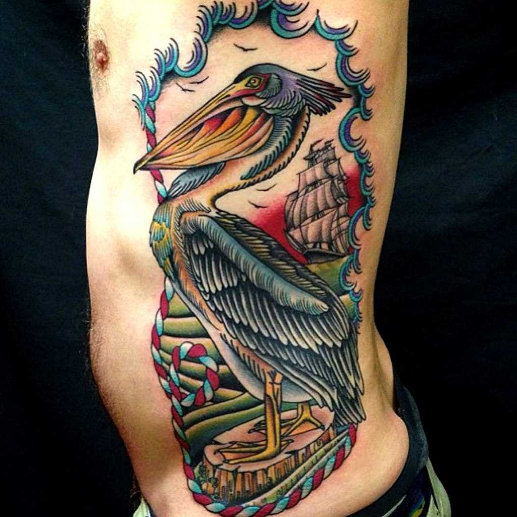 O pelicano e o navio - tatuagem em estilo oldschool sobre as costelas cara