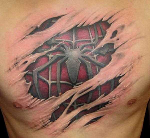 O símbolo de homem-aranha no peito de um cara em estilo 3d color tattoo