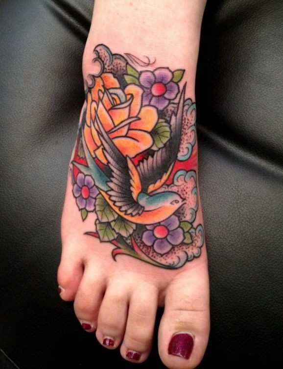 Oldschool tatuagem de andorinha com uma rosa amarela na planta do pé da menina