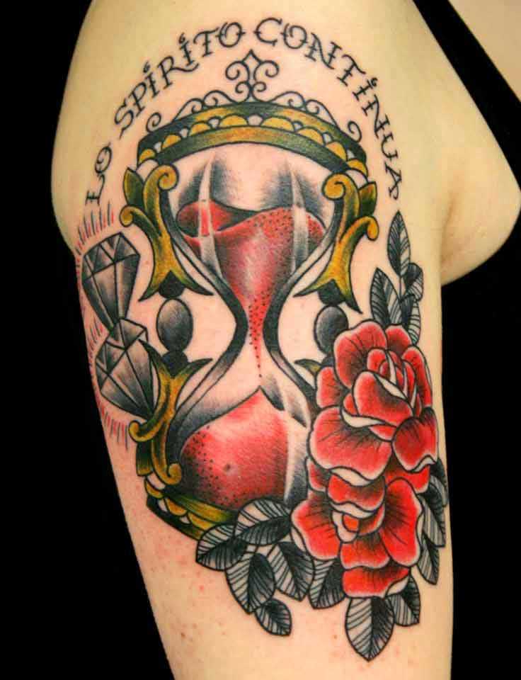 Oldschool tatuagem no ombro de um cara - de ampulheta e rosas