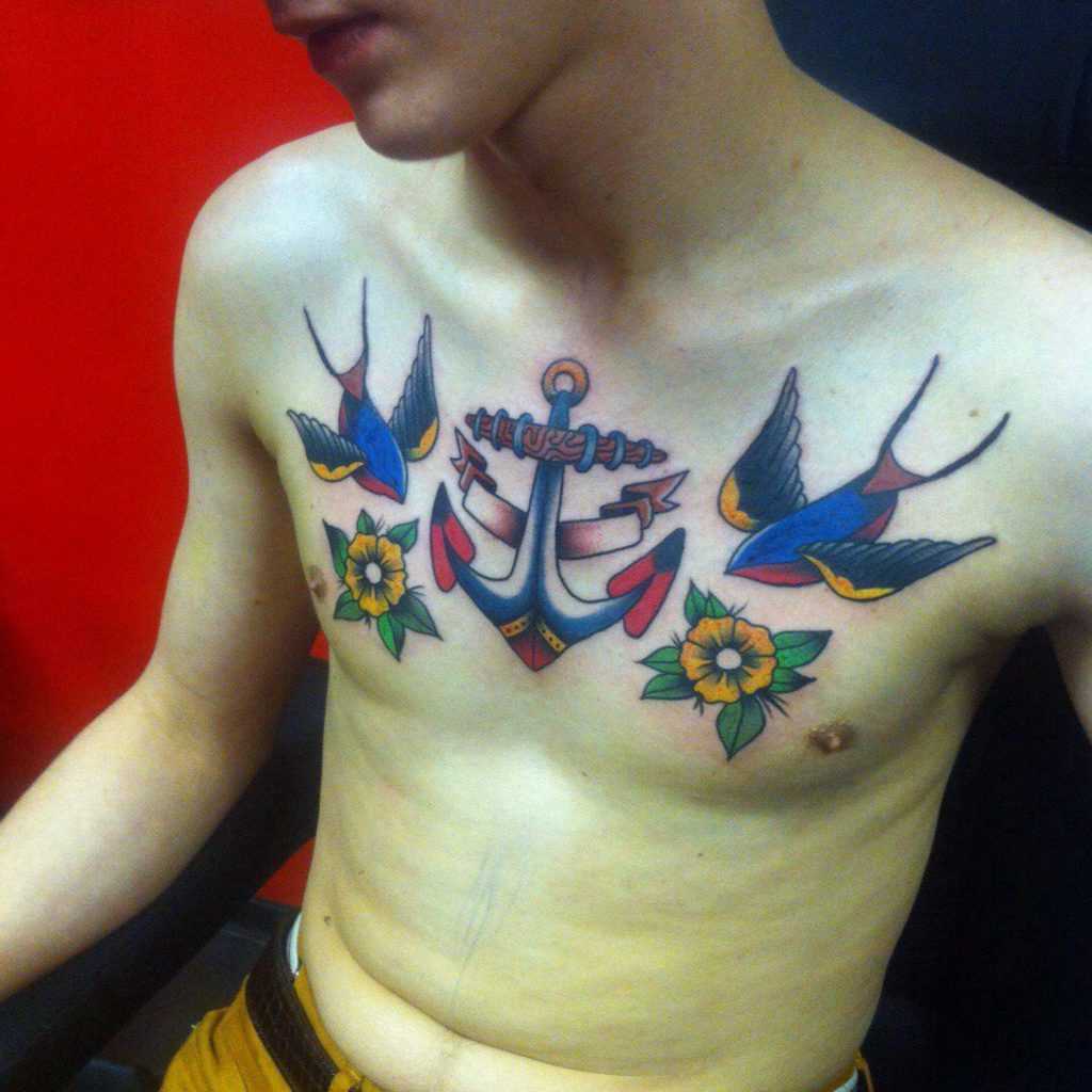 Oldschool tatuagem no peito de um cara - de- andorinha e âncora