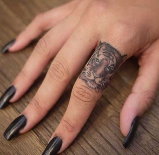 Outro jogo de imagem 3d a imagem de um tigre - de tatuagem no dedo de uma menina