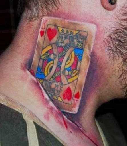 Outro jogo de imagem 3d a tatuagem no pescoço de um homem - uma carta de baralho