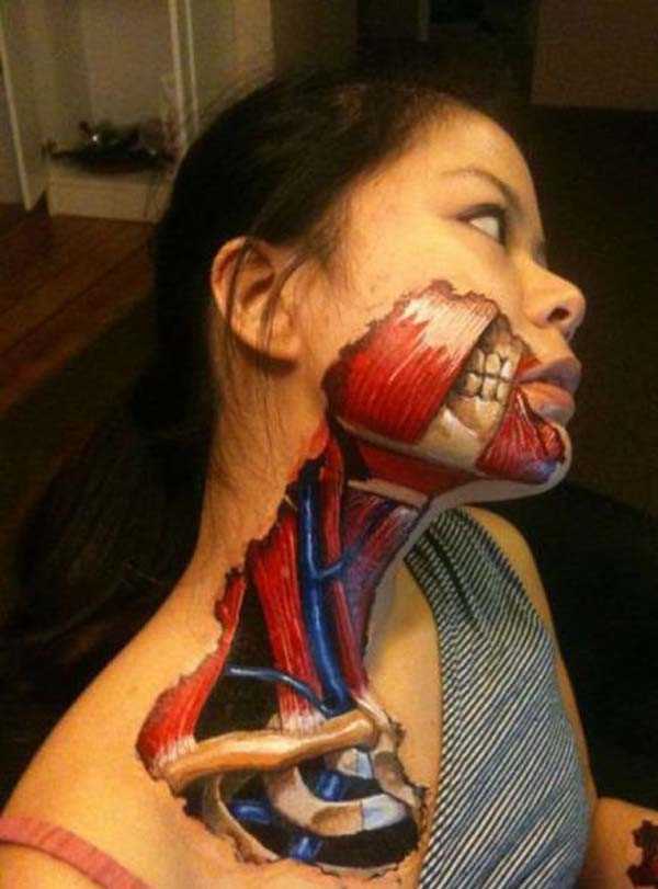 Outro jogo de imagem 3d a tatuagem no rosto e no pescoço de uma menina do interior de uma pessoa