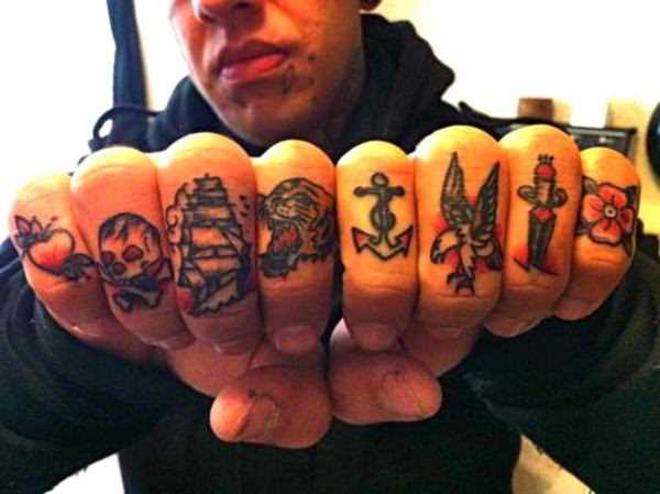 Pequena tatuagem no estilo oldschool dos dedos de um cara