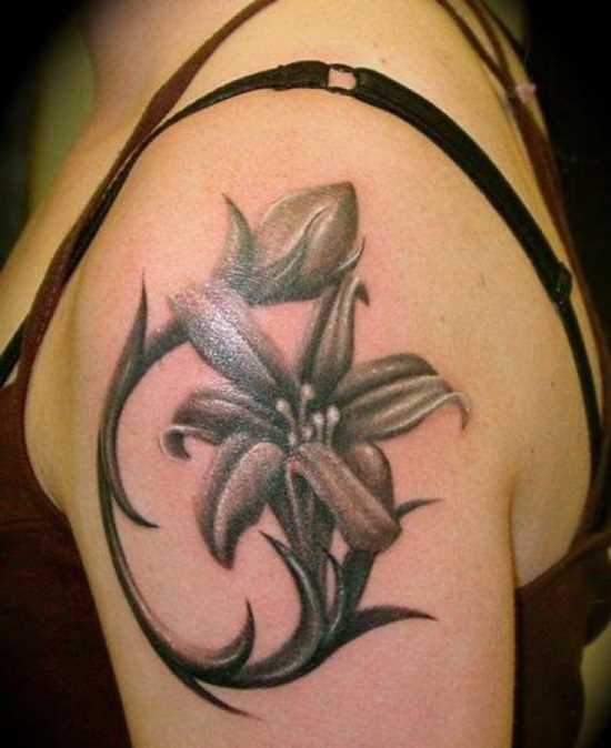 Preto-e-branco de uma tatuagem no ombro da menina - lírio
