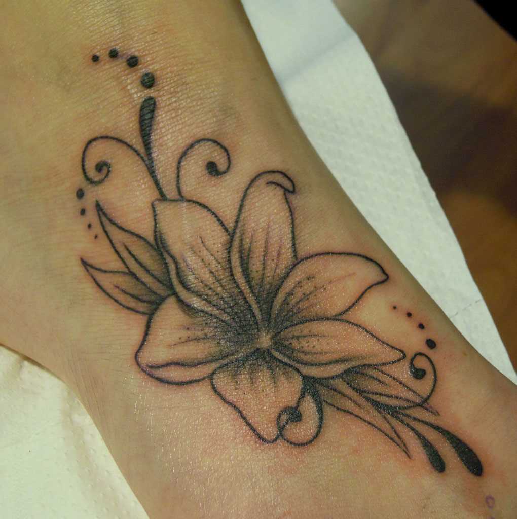 Preto-e-branco tatuagem na planta do pé da menina - lírio
